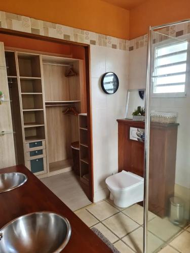 Koupelna v ubytování Villa moderne avec piscine privée à Baie-Mahault