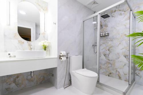 une salle de bain avec toilettes, lavabo et douche dans l'établissement Patong Tower 2 Bedroom Sea View 8 Floor, à Patong Beach