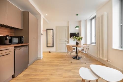 Η κουζίνα ή μικρή κουζίνα στο Chez Edith - Neuf - Haut de Gamme - Tram - Proche centre-ville - Tout confort