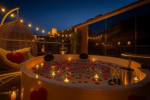 eine Badewanne mit Kerzen darin auf einem Balkon in der Unterkunft La Suite Secreta del Júcar in Alcalá del Júcar