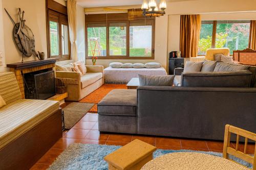 Una sala de estar con dos sofás y una chimenea. en Wood & Chill, en Elevtherokhórion