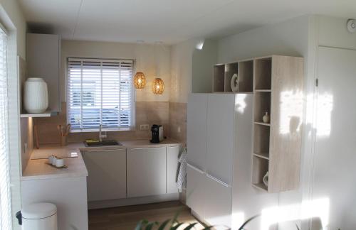 Kuchyň nebo kuchyňský kout v ubytování Fero Breskens - Modern & kindvriendelijk vakantiehuis op wandelafstand van het strand
