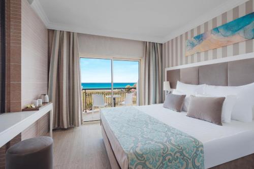 Postel nebo postele na pokoji v ubytování Asteria Bloom Side