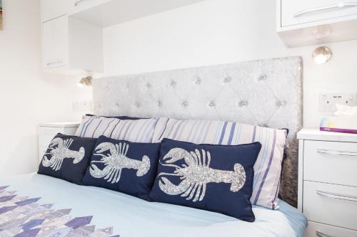 Postel nebo postele na pokoji v ubytování Bovisand Beach Area Chalet, 2-Bed Sea View with Gated Parking & BBQ