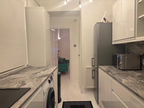 Køkken eller tekøkken på 2 Bed Apartment in Addlestone Free Parking