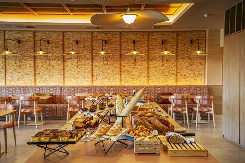 una panadería con una larga mesa de pan y pasteles en OZADI Altura Beach Resort - Eurotel Altura, en Altura