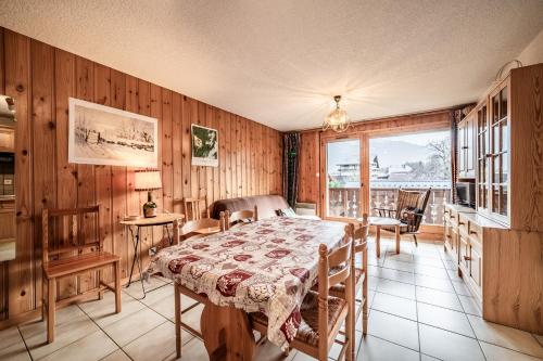 En eller flere senge i et værelse på Appartement Edelweiss - 7 personnes