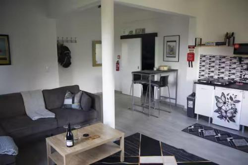 un soggiorno con un divano, un tavolo e una cucina di House Villa Butterfly a São Roque do Faial