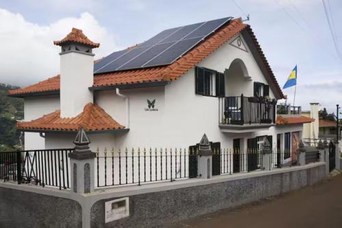 una casa con pannelli solari sul tetto di House Villa Butterfly a São Roque do Faial