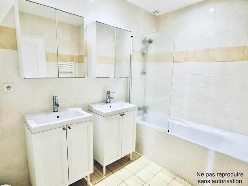 Galeriebild der Unterkunft Grande maison avec piscine et vue dégagée Ain-Jura in Germagnat