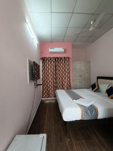 a room with two beds and a pink wall at White Rabbit Rooms in Bangalore