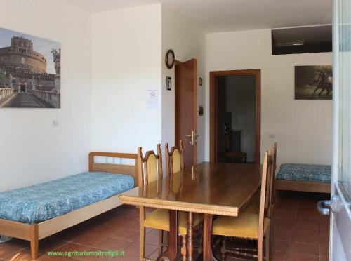 a dining room with a table and a bed at Agrimar 2 in Rignano Flaminio