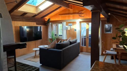 Μια τηλεόραση ή/και κέντρο ψυχαγωγίας στο Peaceful Alpine Home with a View & Hot Tub