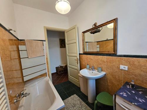 Et badeværelse på Villa Carla - vicino alla Riviera del Conero e ai Colli dell' Infinito