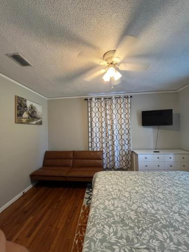 Телевізор і / або розважальний центр в Charming 3BR Minutes to Moody AFB, Downtown & VSU