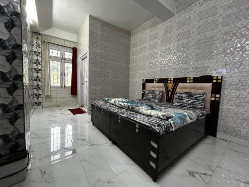 ein Schlafzimmer mit einem Bett in der Mitte eines Zimmers in der Unterkunft MountVista - A Homestay NH5 in Narkanda