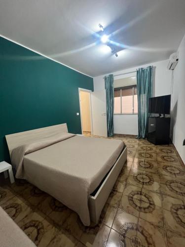 a bedroom with a bed and a blue wall at Zia Lisa Home in CTA