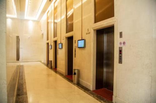 un pasillo vacío en un edificio con ascensor en Lu 薇雅 Hotel-Self-check-in via mobile app, en Phnom Penh
