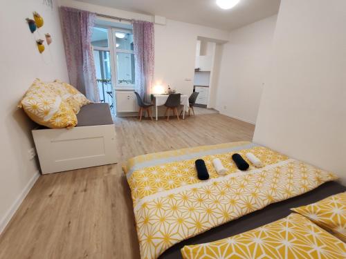 Star Apartments Brno C33# by Starbnb EU في برنو: غرفة بسريرين وطاولة