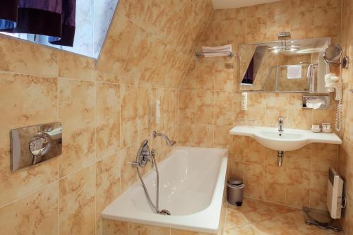 Un baño de Tyn Yard Residence