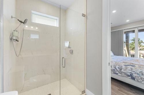 Vannituba majutusasutuses Ultimate Waterfront! Double Villas, Double Views & Endless Sunshine - Funky Fish Fortress - Roelens