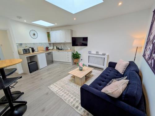 Kuchyň nebo kuchyňský kout v ubytování Bright one bedroom apartment with garden