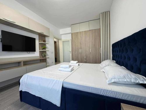 En eller flere senge i et værelse på Q Luxury Apartment