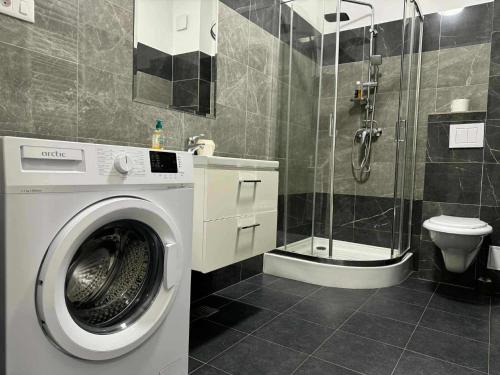 Et badeværelse på Q Luxury Apartment