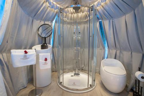 - une salle de bains pourvue d'une douche et de toilettes dans une tente dans l'établissement Experiencia Habitación Burbuja con Jacuzzi Privado, Piscina y Vistas al Mar, à Guía de Isora