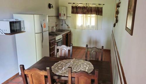 una cucina con tavolo da pranzo e frigorifero di La Cañada a Colón