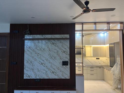 une cuisine avec un grand miroir et un ventilateur de plafond dans l'établissement Singhal Residency PG - RENT, à Greater Noida