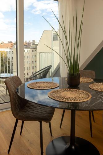 Sunny Terrace Penthouse with AC - Self Check-In