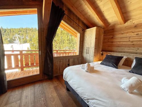 une chambre avec deux lits et une grande fenêtre dans l'établissement Chalet Colchiques aux pieds des pistes sauna, à Font-Romeu