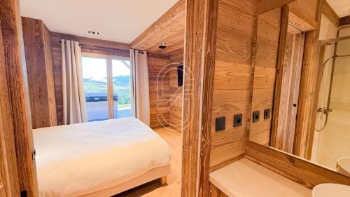 a bedroom with a bed and a mirror at Chalet Agane proximité pistes immédiate in Les Angles