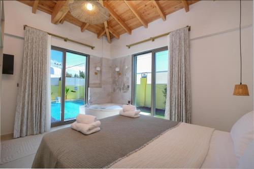 Postel nebo postele na pokoji v ubytování DOĞALİKA-Villa with Sauna for 4 People in Seydikemer Zorlar