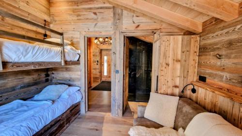 a bedroom with two bunk beds in a log cabin at Chalet Ski Bob pied de pistes jacuzzi in Font-Romeu