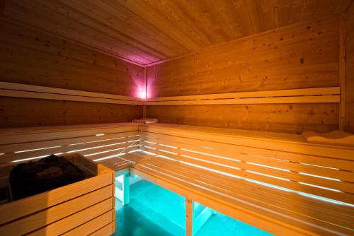 una sauna de madera con luz en el medio en La Ferme de Charles vue jacuzzi sauna, en Bolquere Pyrenees 2000