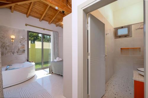 Koupelna v ubytování DOĞALİKA-Villa with Sauna for 4 People in Seydikemer Zorlar