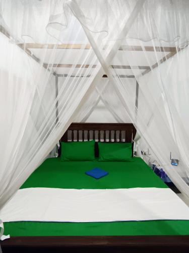 Ένα ή περισσότερα κρεβάτια σε δωμάτιο στο Villa lovely birds mirissa