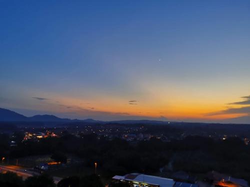 ein Blick auf eine Stadt bei Sonnenuntergang in der Unterkunft Timurbay Residence RY in Kampung Sungai Karang