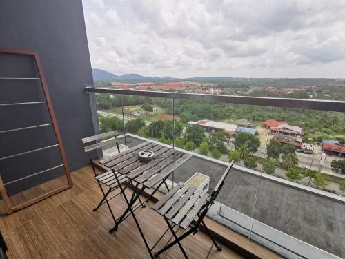 ein Balkon mit Tisch und Stühlen und Aussicht in der Unterkunft Timurbay Residence RY in Kampung Sungai Karang