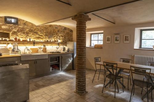 a kitchen and dining room with a table and chairs at Pedro Country House in Canossa