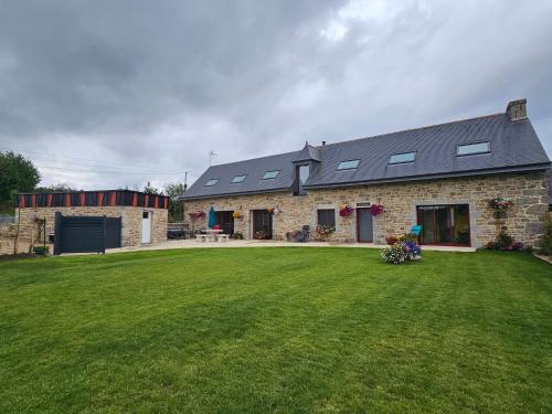 Imagen de la galería de Gîte à la campagne avec piscine intérieure, en Bourbriac