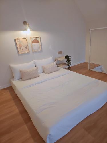 Postel nebo postele na pokoji v ubytování Sarang A Cottage with private pool