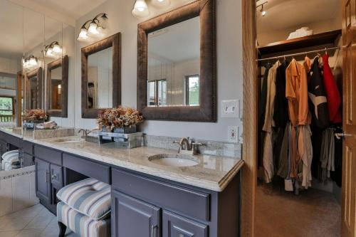 Φωτογραφία από το άλμπουμ του The Pine River Pond Premier Lakehouse 4BR High-End Retreat σε Wakefield