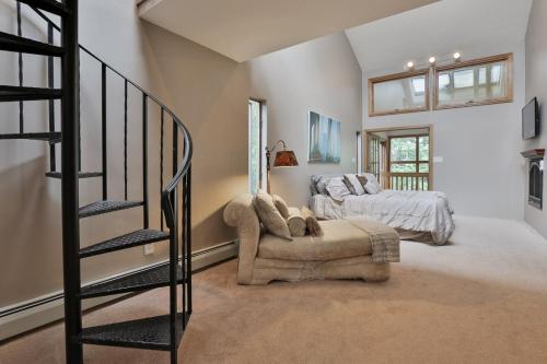 Ένα ή περισσότερα κρεβάτια σε δωμάτιο στο The Pine River Pond Premier Lakehouse 4BR High-End Retreat