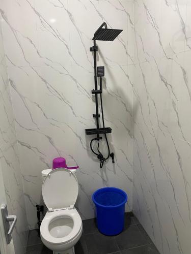 une petite salle de bain avec toilettes et douche dans l'établissement Villa nuansa tawangmangu, à Tawangmangu