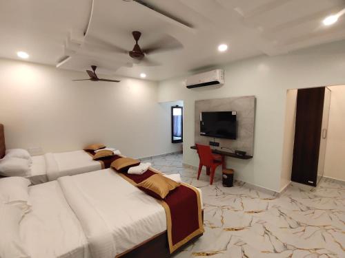 Postel nebo postele na pokoji v ubytování Santhi Residency