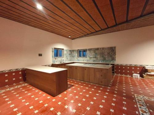 PerūrMithalai Farm by Palette I 4BHK I Kids's Play I Coimbatore的一间大厨房,在房间内有一个大岛