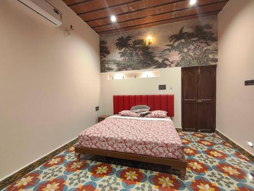 PerūrMithalai Farm by Palette I 4BHK I Kids's Play I Coimbatore的一间卧室设有一张床,铺有色彩缤纷的地板。